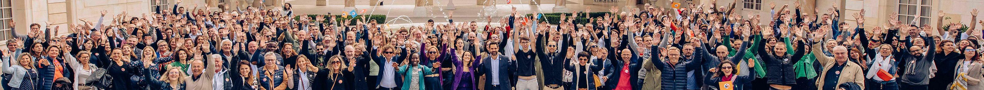 Photo de l'ensemble des recruteurs et du siège du Mercato de l'Emploi